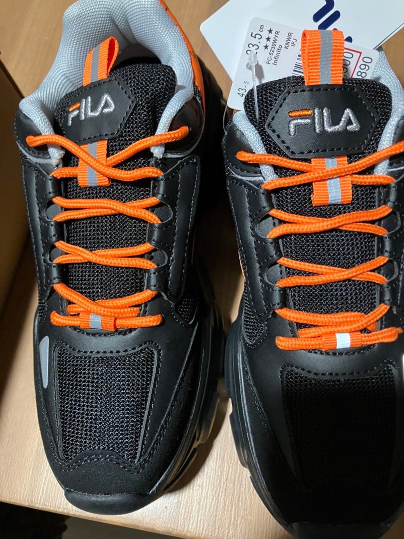 ア*ル様 優里✖︎FILAコラボスニーカー　23.5㎝　ブラック✖︎オレンジ