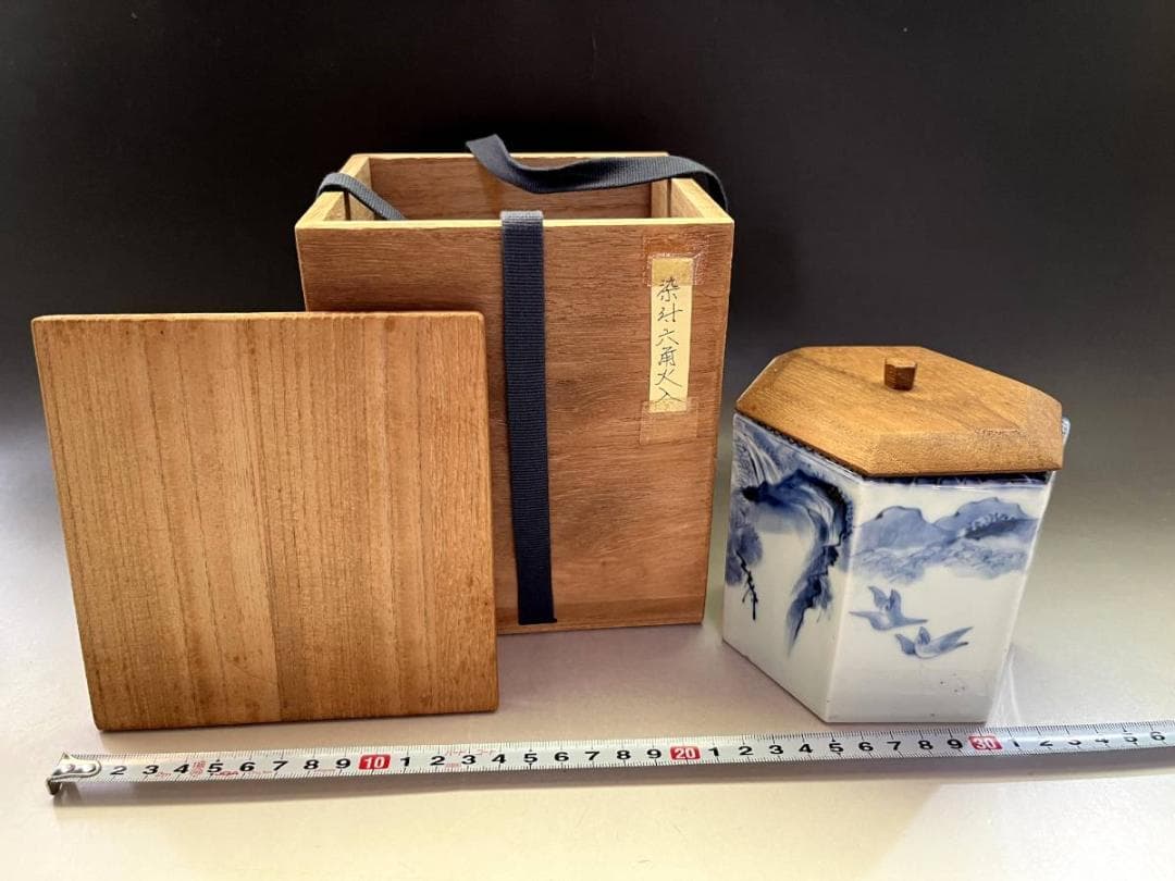 火入■染付六角火入れ 鷹 山水鳥紋 松 幾何学模様（江戸期）木彫り蓋付き 時代物