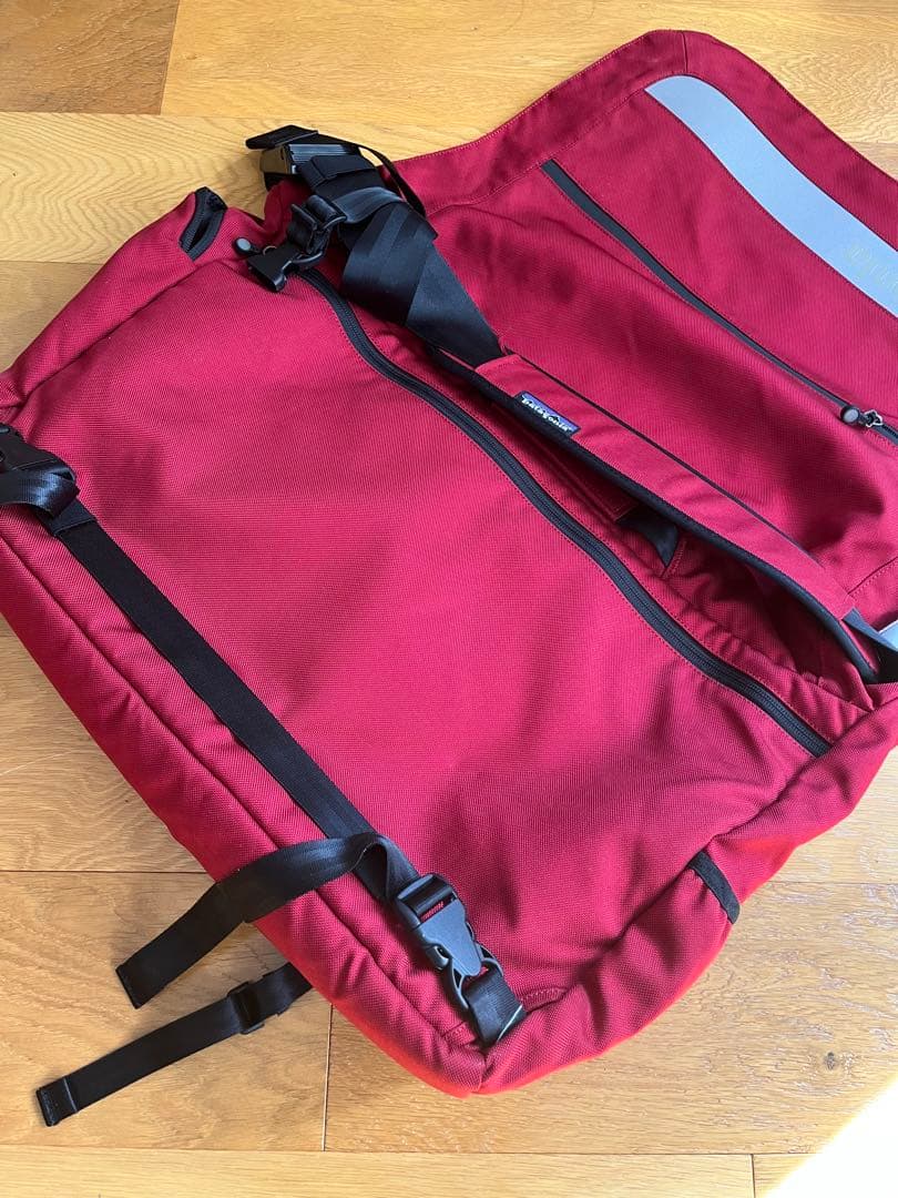 Patagonia メッセンジャーバッグ 赤