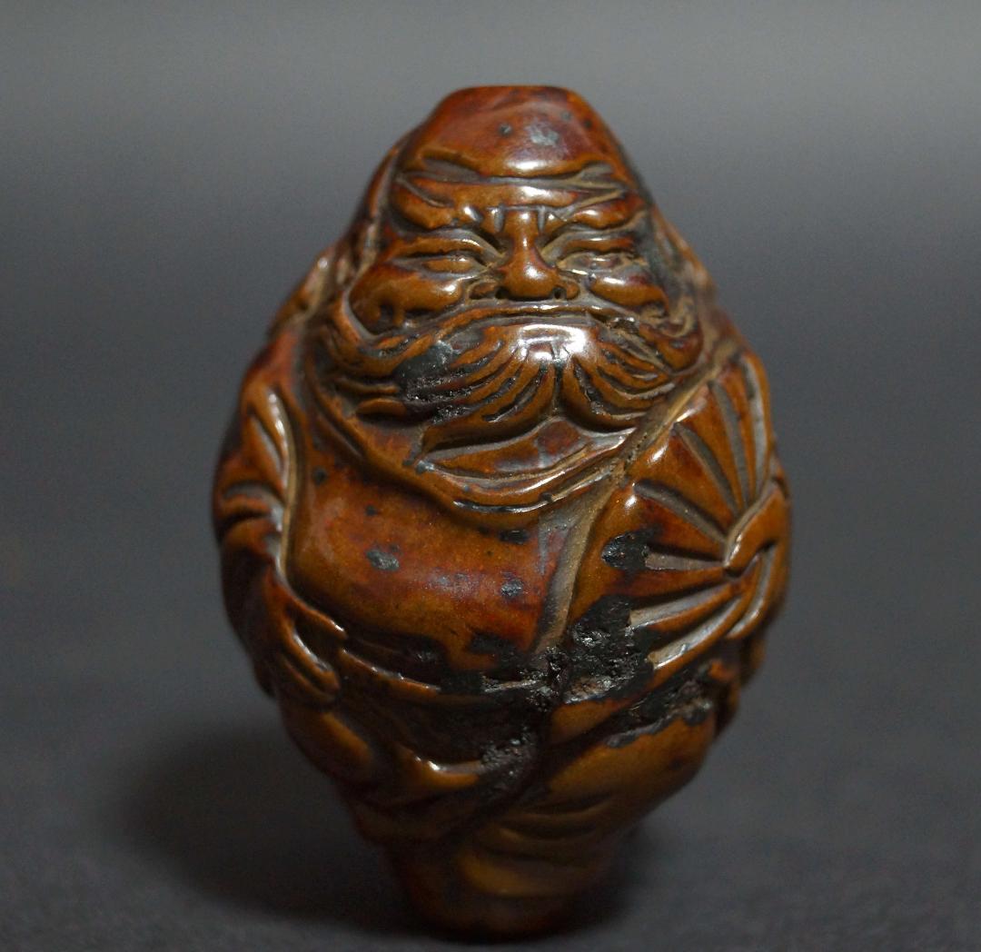 清 胡桃彫 細工彫り『達磨像』根付 種彫り緒締玉 提げ物 装飾品 長さ4.8ｃｍ