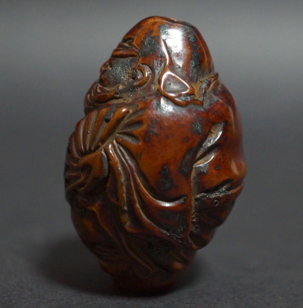 清 胡桃彫 細工彫り『達磨像』根付 種彫り緒締玉 提げ物 装飾品 長さ4.8ｃｍ