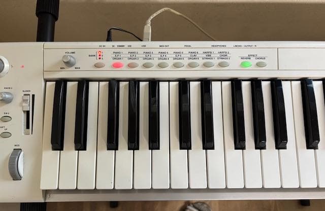 KORG　61鍵キーボード　X脚・オプションACアダプター付