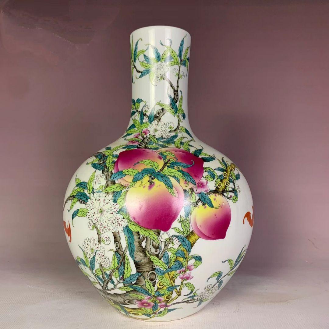 中国 大清乾隆年製銘 粉彩 花瓶 天球瓶 九桃図花瓶