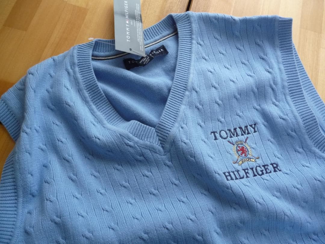 トミーゴルフ ベストブルー 特注紋章ロゴ刺繍入り