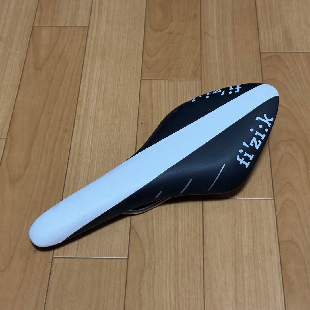 フィジーク アリオネ R3 サドル