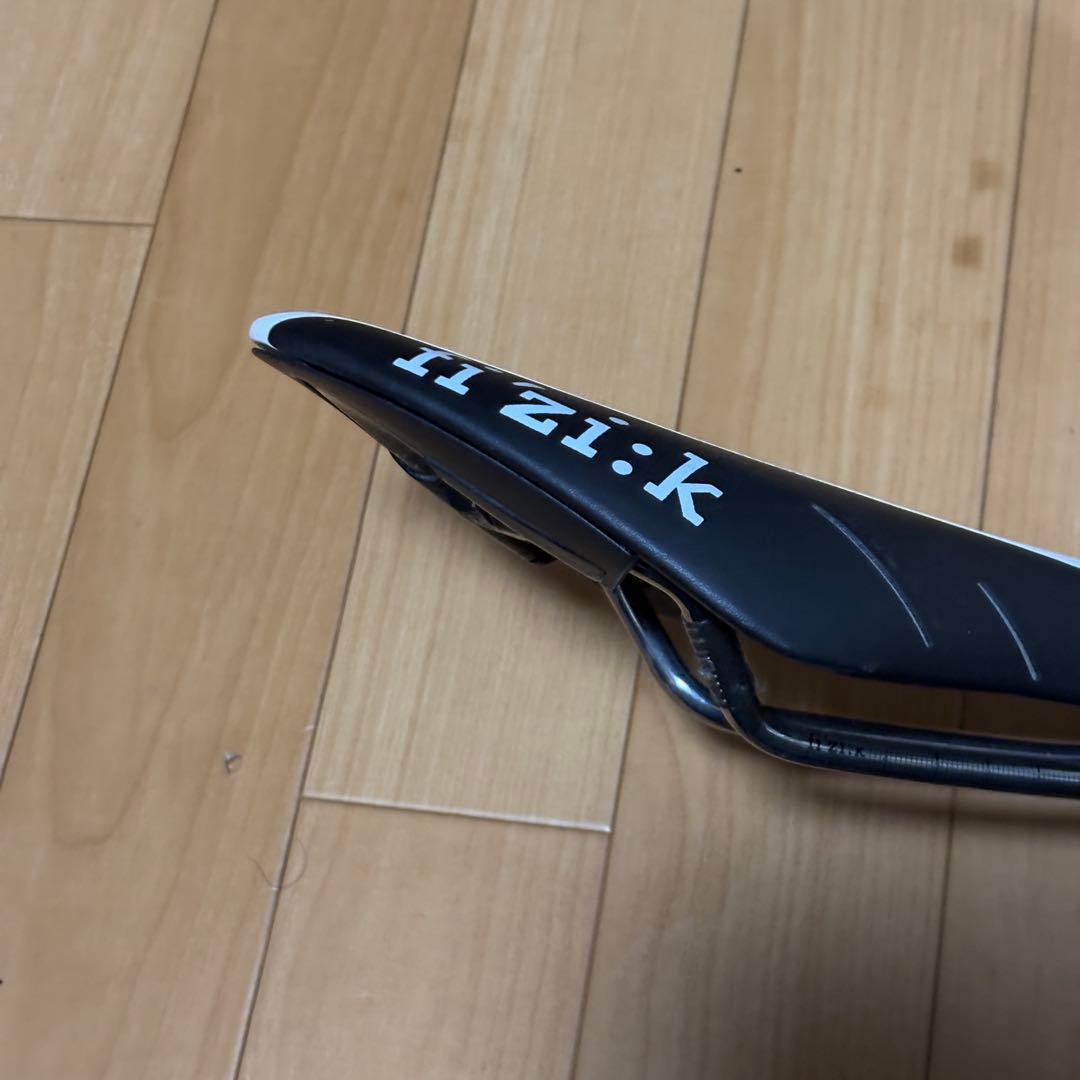 フィジーク アリオネ R3 サドル