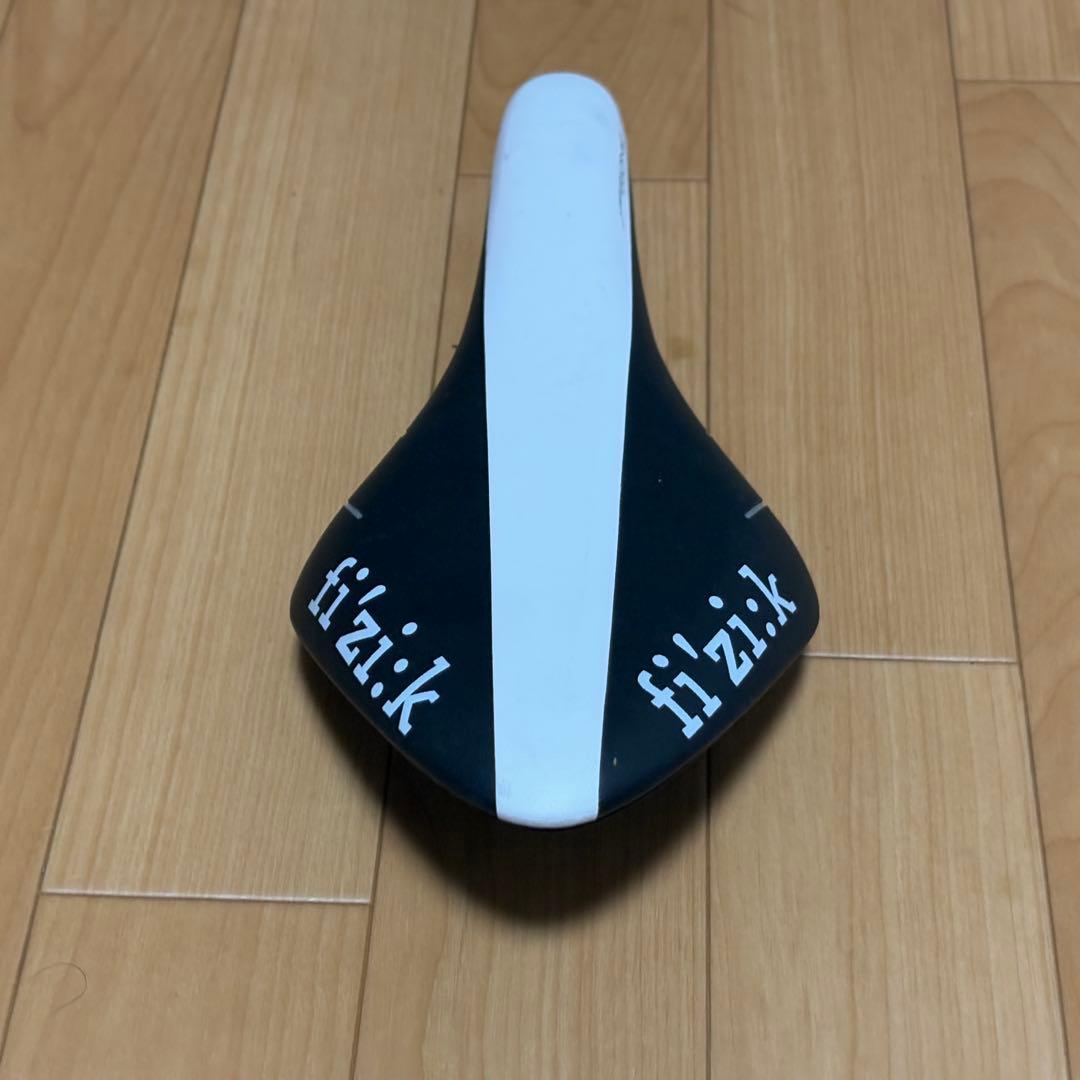 フィジーク アリオネ R3 サドル