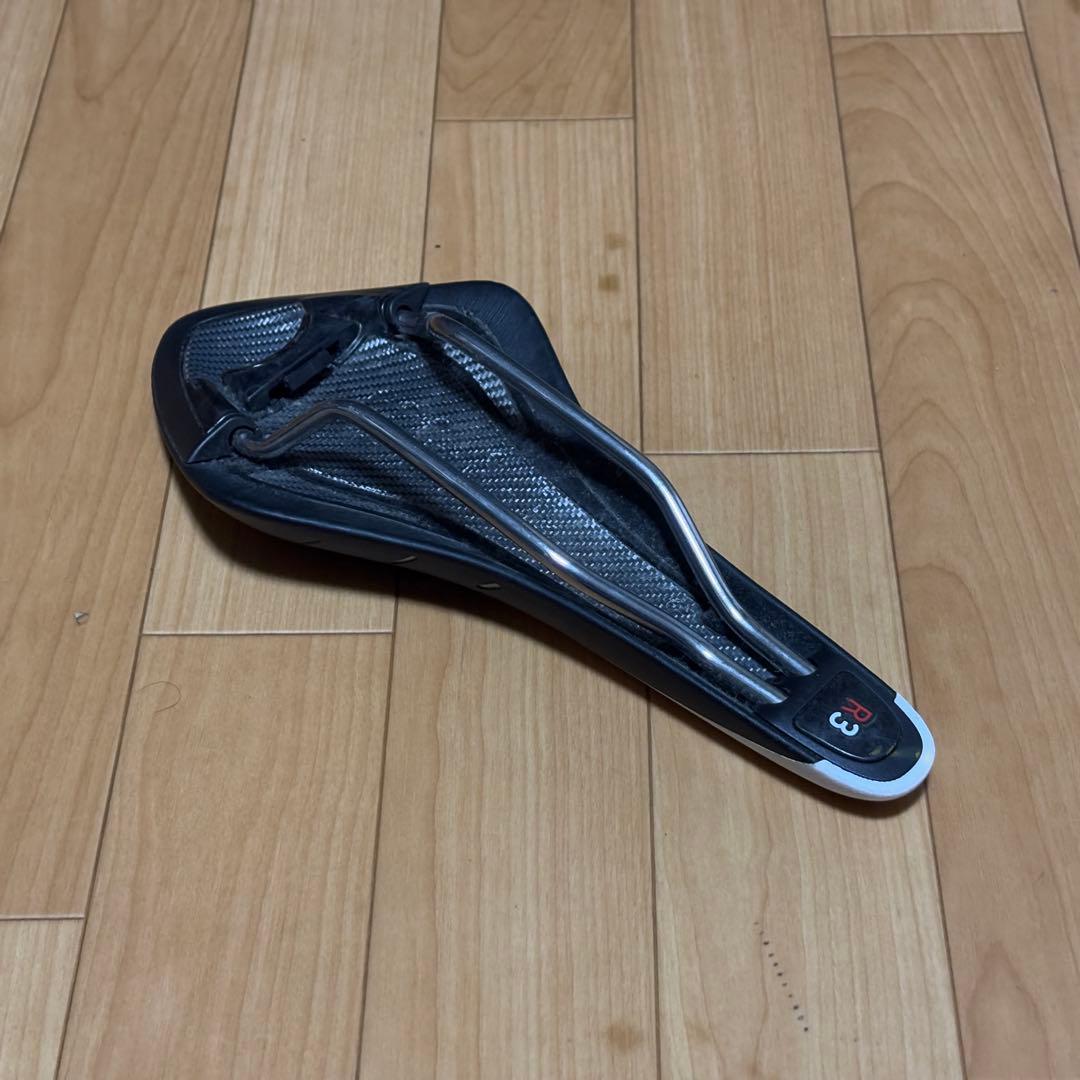 フィジーク アリオネ R3 サドル