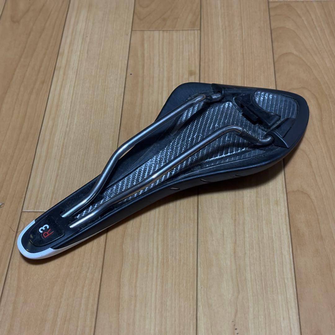 フィジーク アリオネ R3 サドル