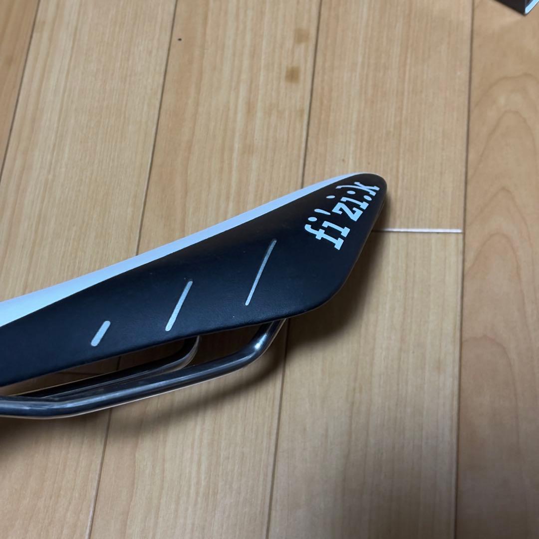 フィジーク アリオネ R3 サドル