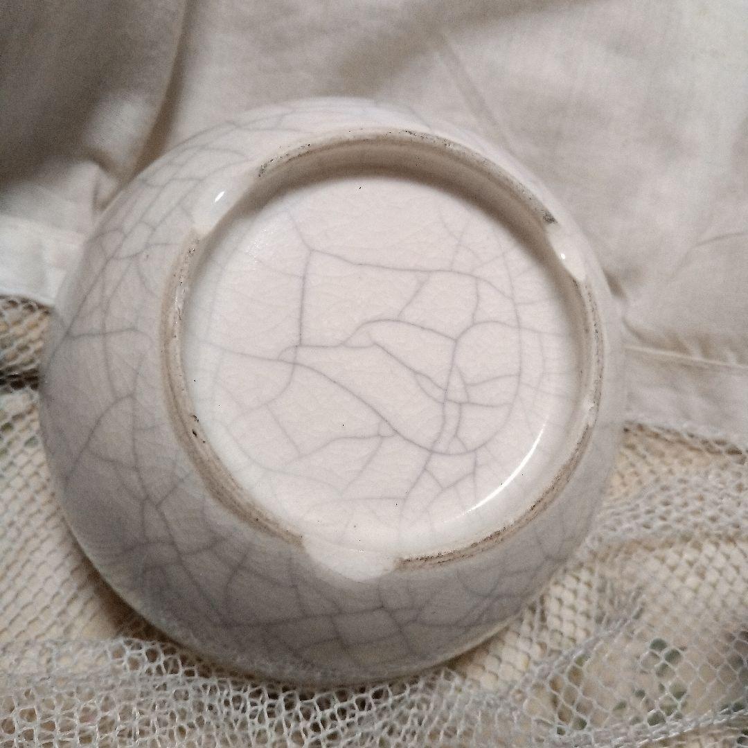 ひび割れ模様の白い陶器の器