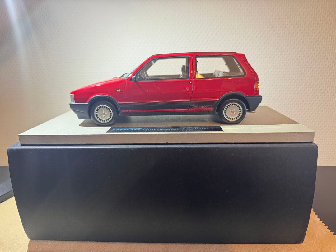 FIAT Uno Turbo i.e. ミニカー 1/18赤