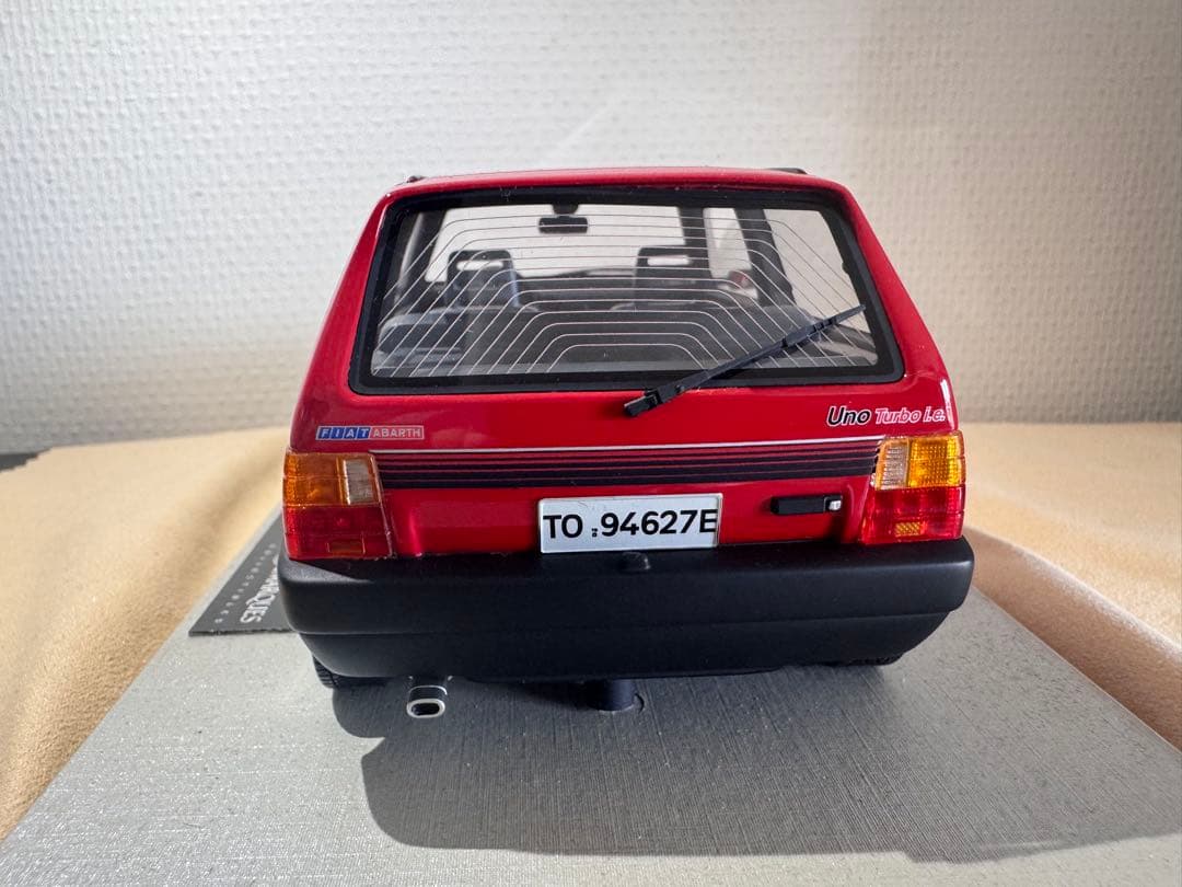 FIAT Uno Turbo i.e. ミニカー 1/18赤
