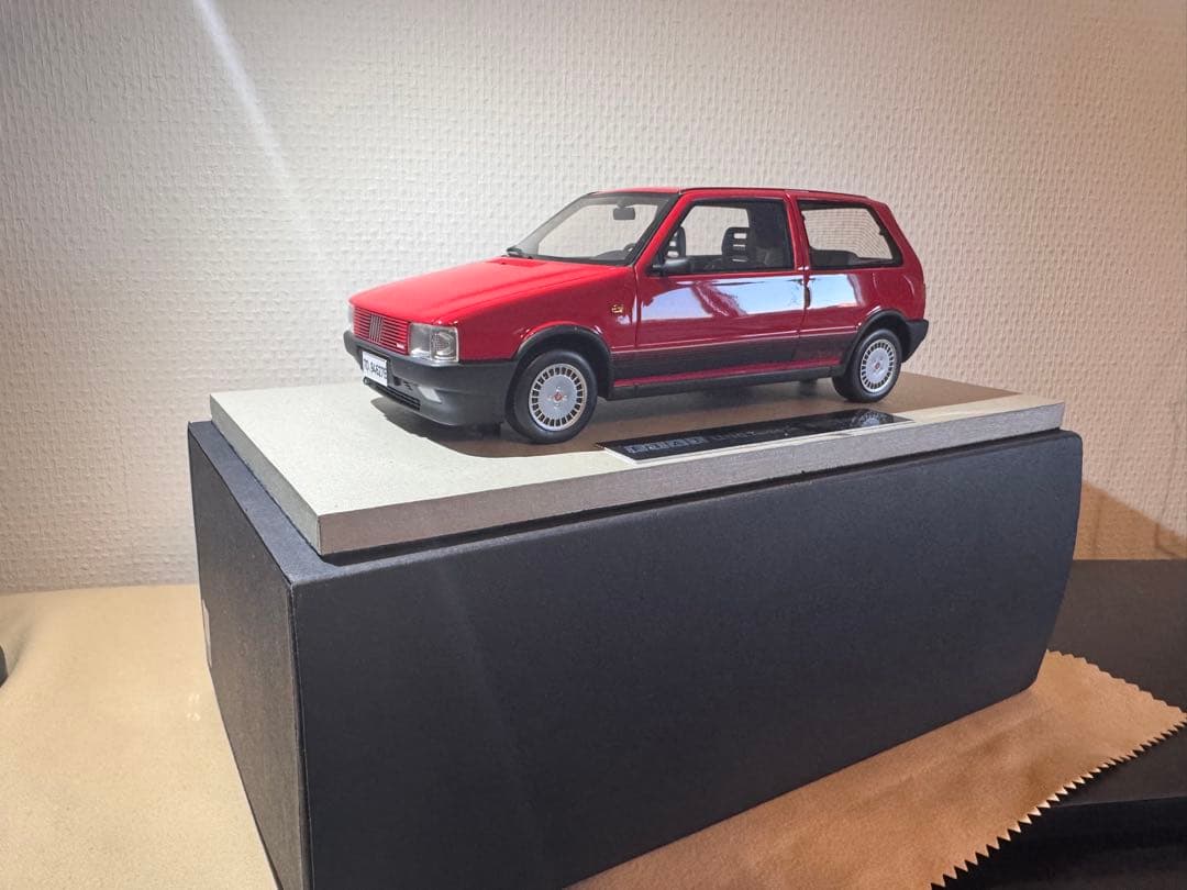 FIAT Uno Turbo i.e. ミニカー 1/18赤
