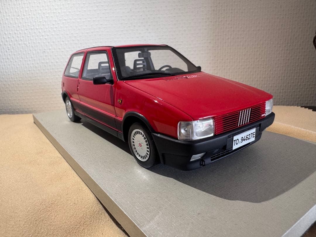 FIAT Uno Turbo i.e. ミニカー 1/18赤