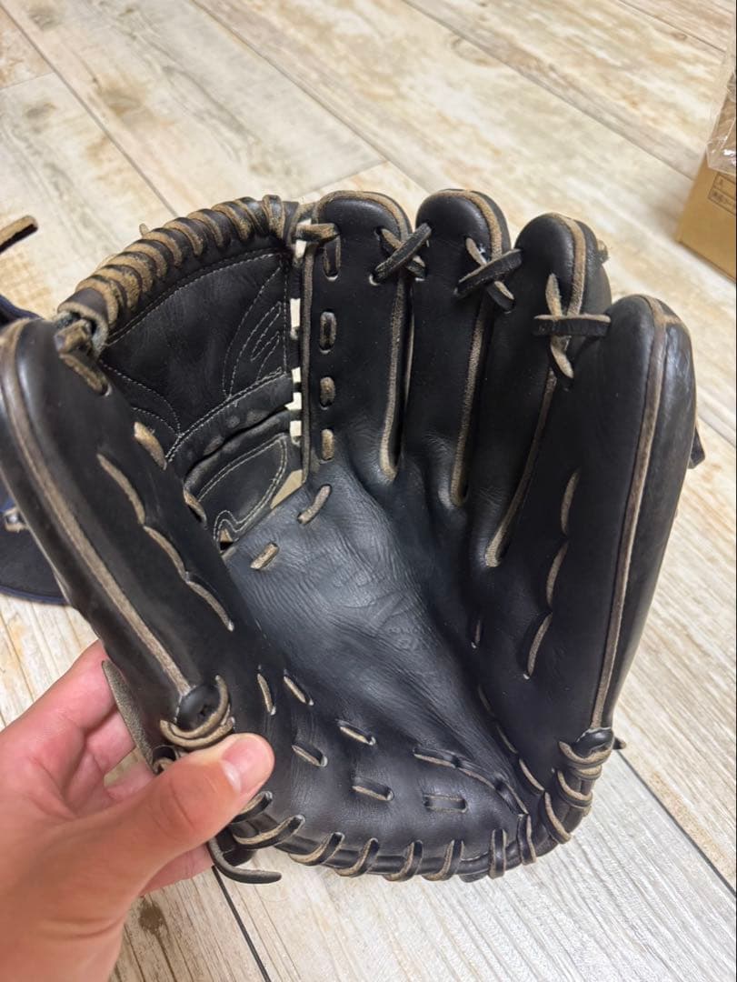 芳賀ジャパンミズノ 硬式グローブ 黒 ゴールド刺繍