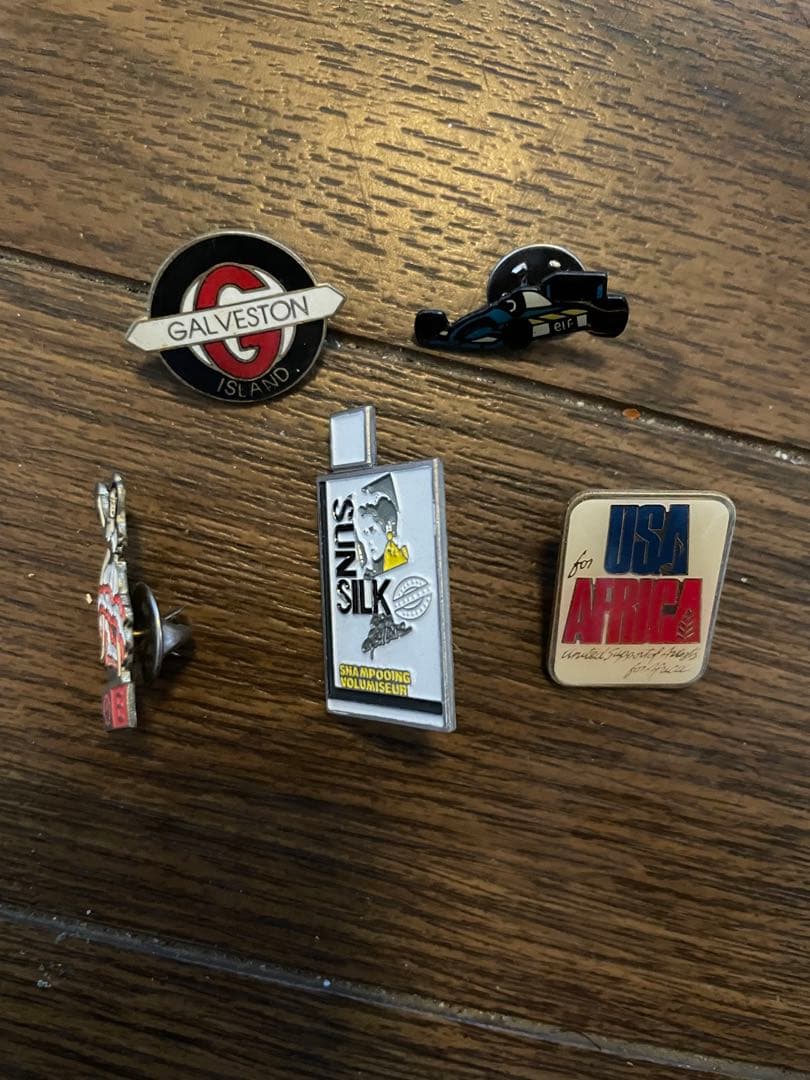 パリで購入　企業ノベルティピンバッジ34点