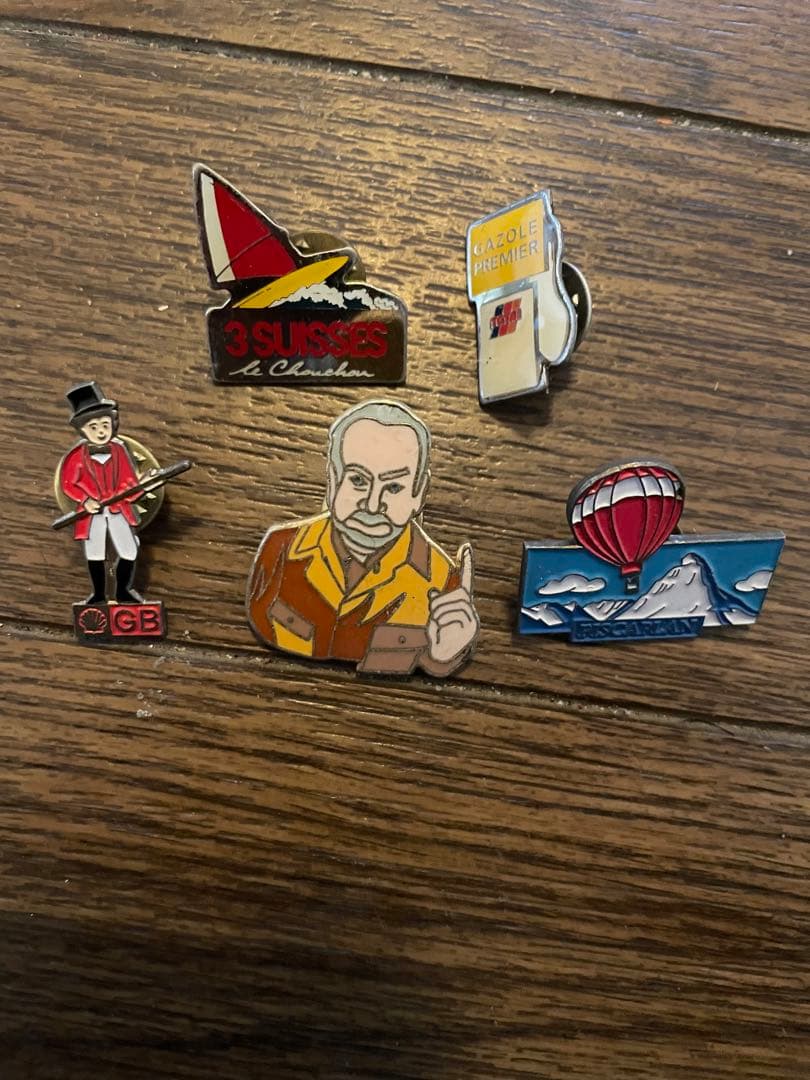 パリで購入　企業ノベルティピンバッジ34点