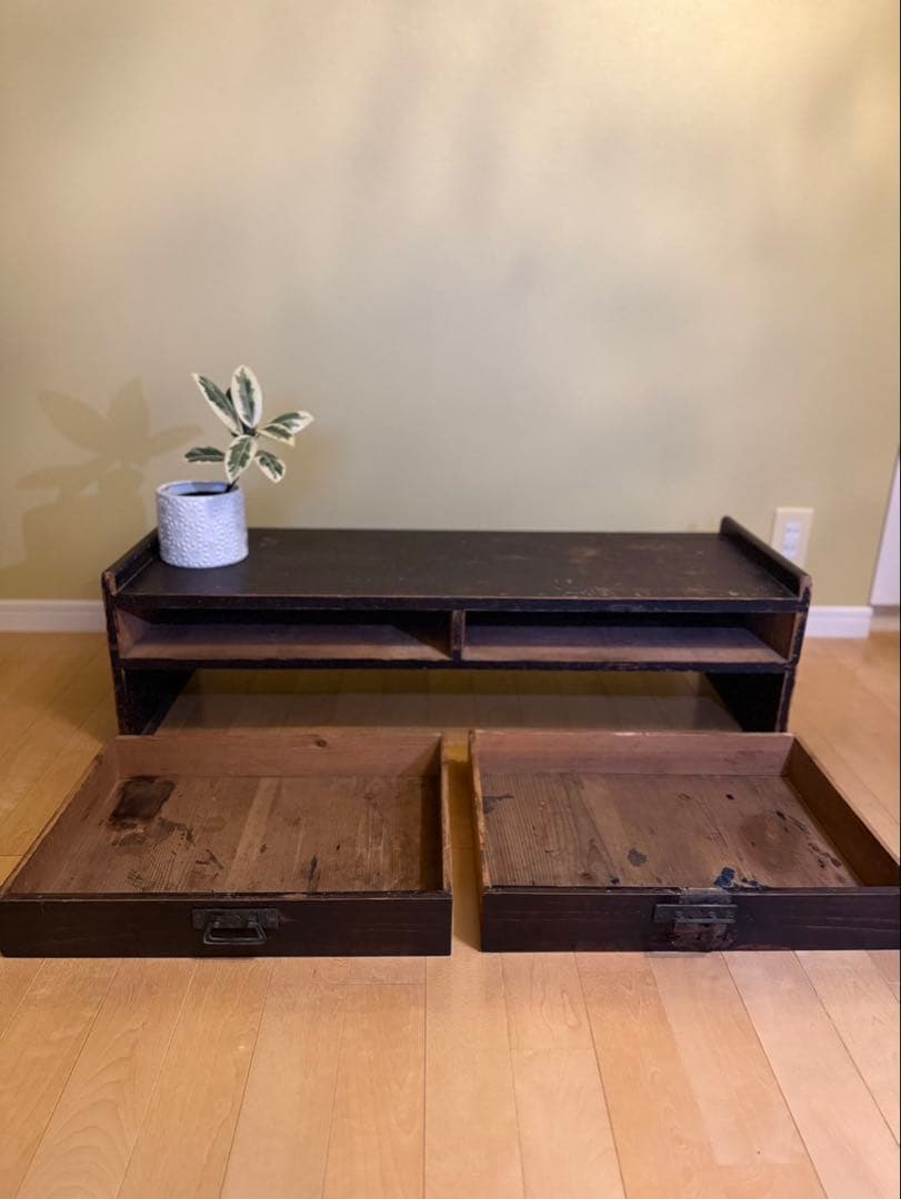 古い味のある木製文机