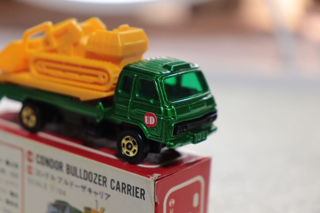 T*A様 日本製　トミカ　UD コンドル　ブルドーザーキャリア　赤箱　56