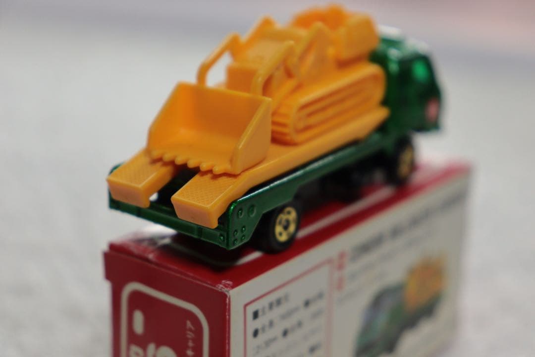 T*A様 日本製　トミカ　UD コンドル　ブルドーザーキャリア　赤箱　56