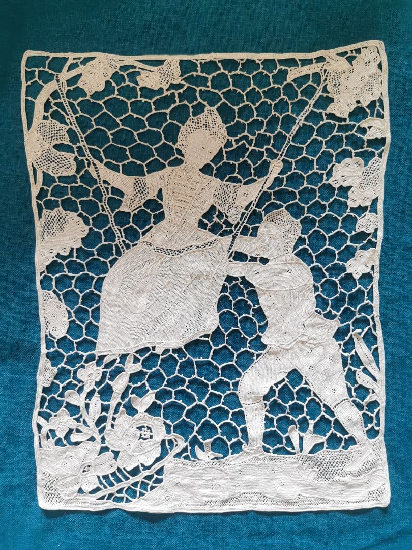 アンティークイタリア ポワンドローズヴェニスレース ブランコを漕ぐ男女のカップル