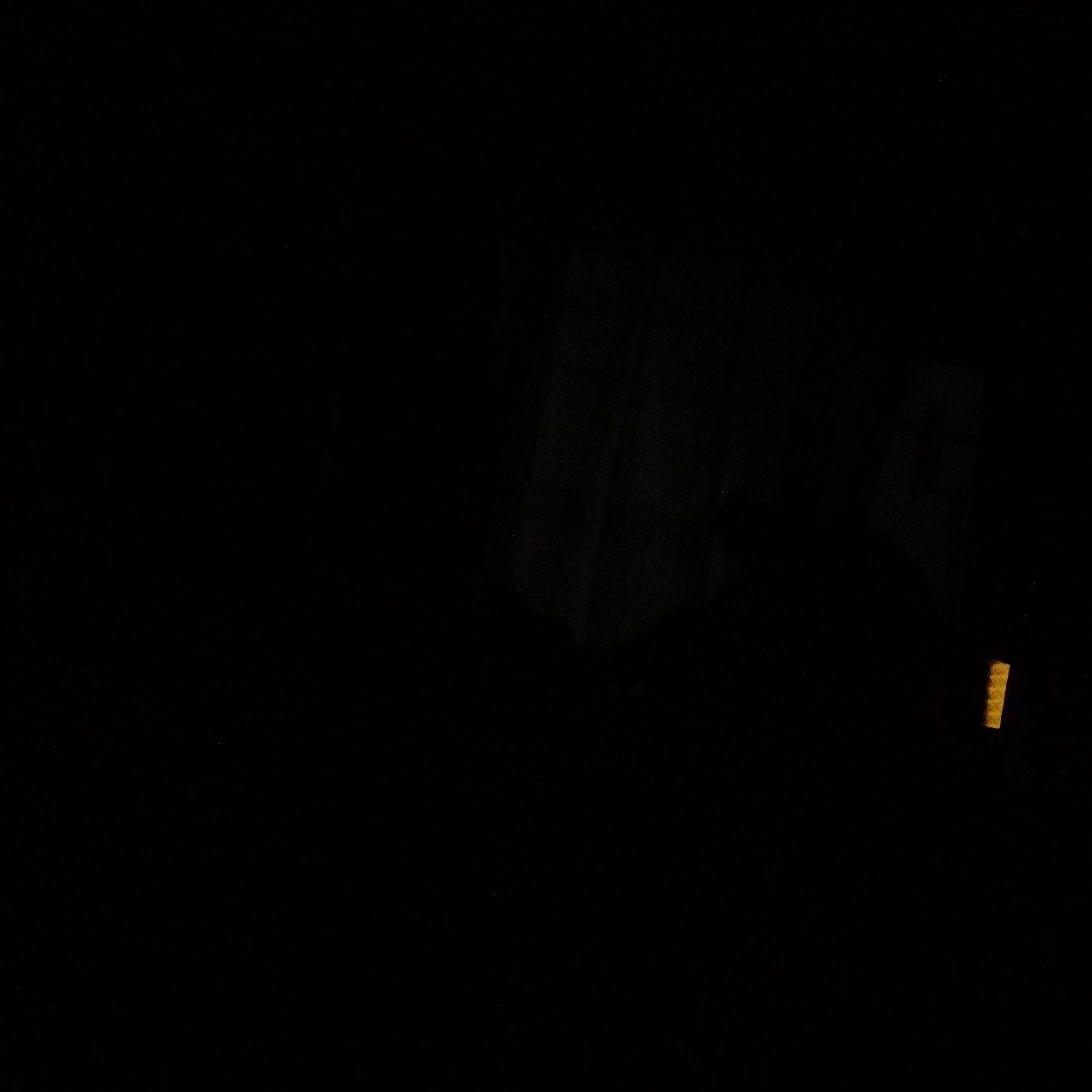 暗い色の光点があるピンバッジ