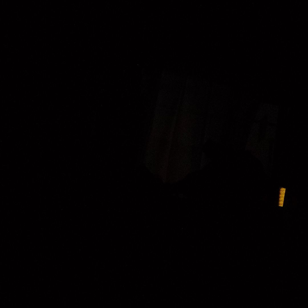 暗い色の光点があるピンバッジ