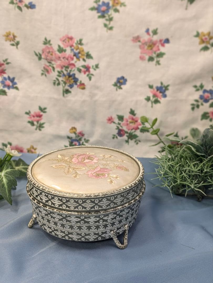 イギリス アンティーク Regent of London 刺繍 ガラス小物入れ