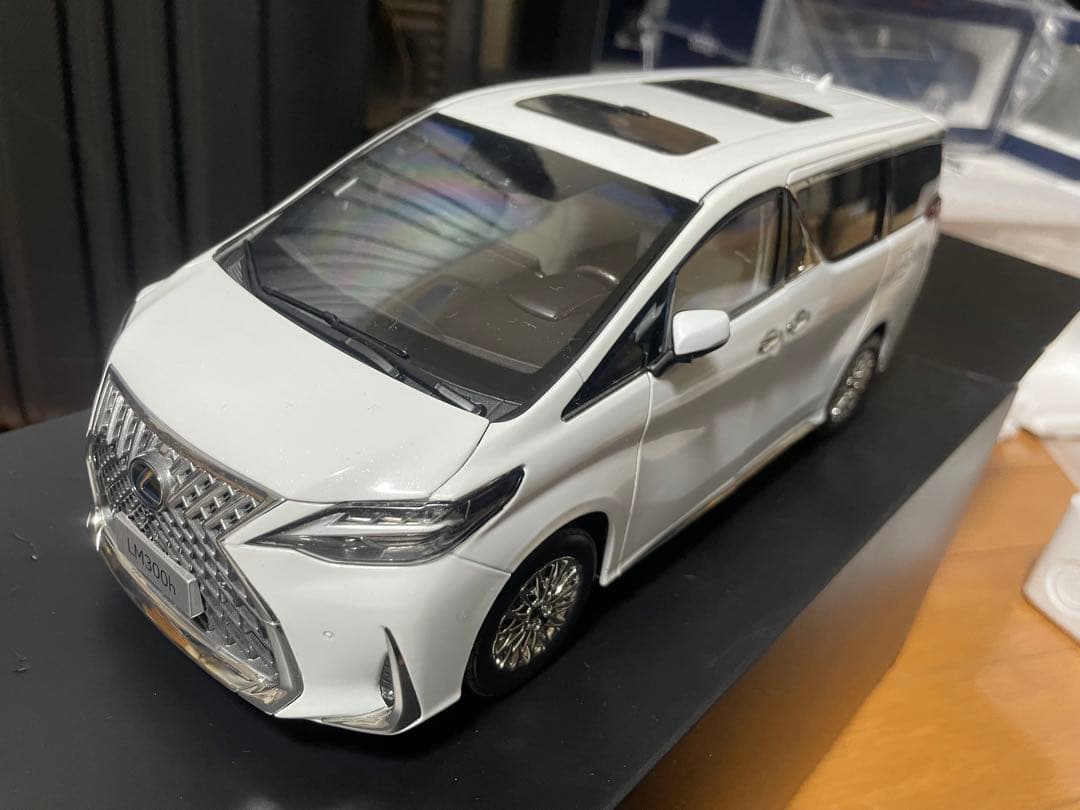 着払い1万円！LEXUS LM300h ホワイト ミニカー 1/43