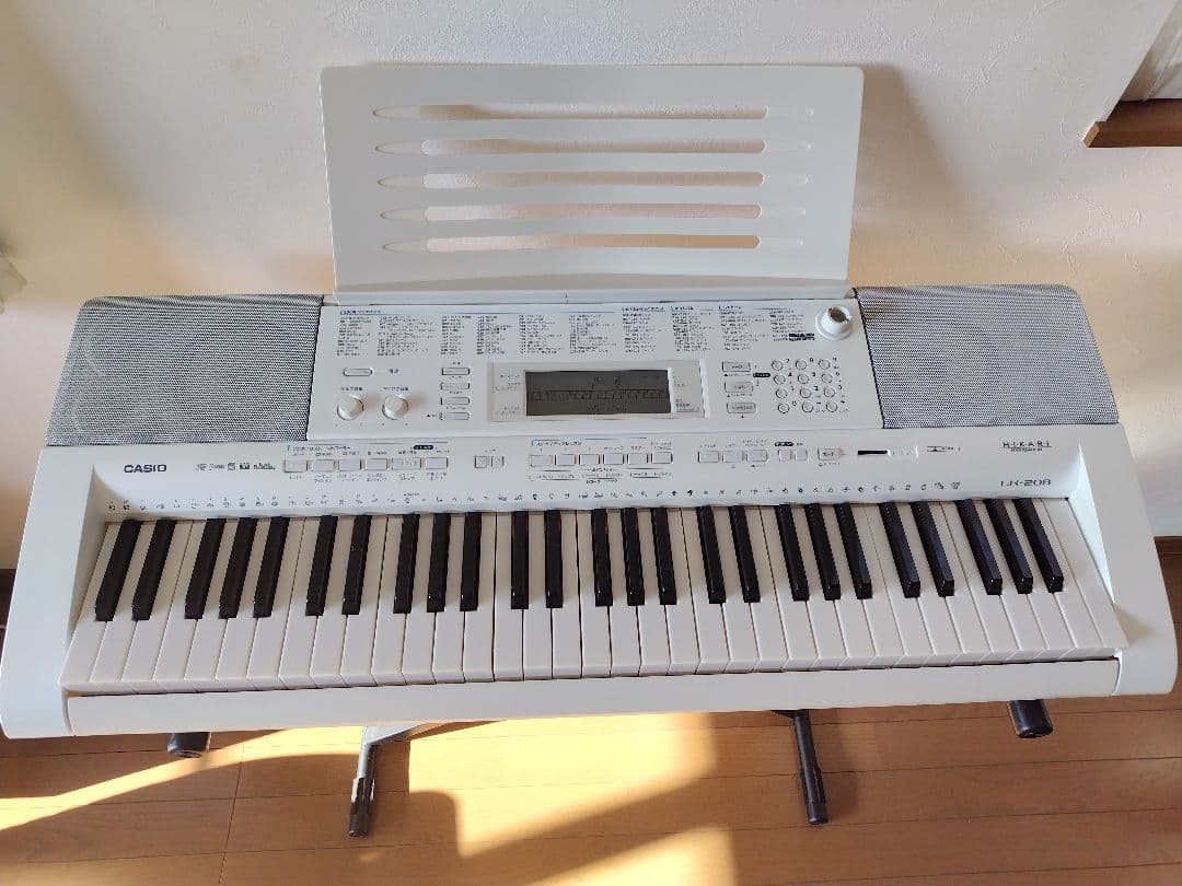 CASIO　電子ピアノ　スタンド付き　LK-208