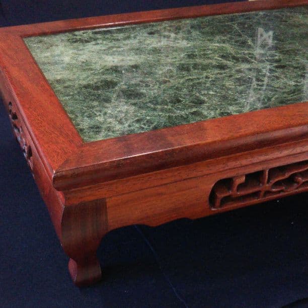 花台（おそらく大理石はめ込み）