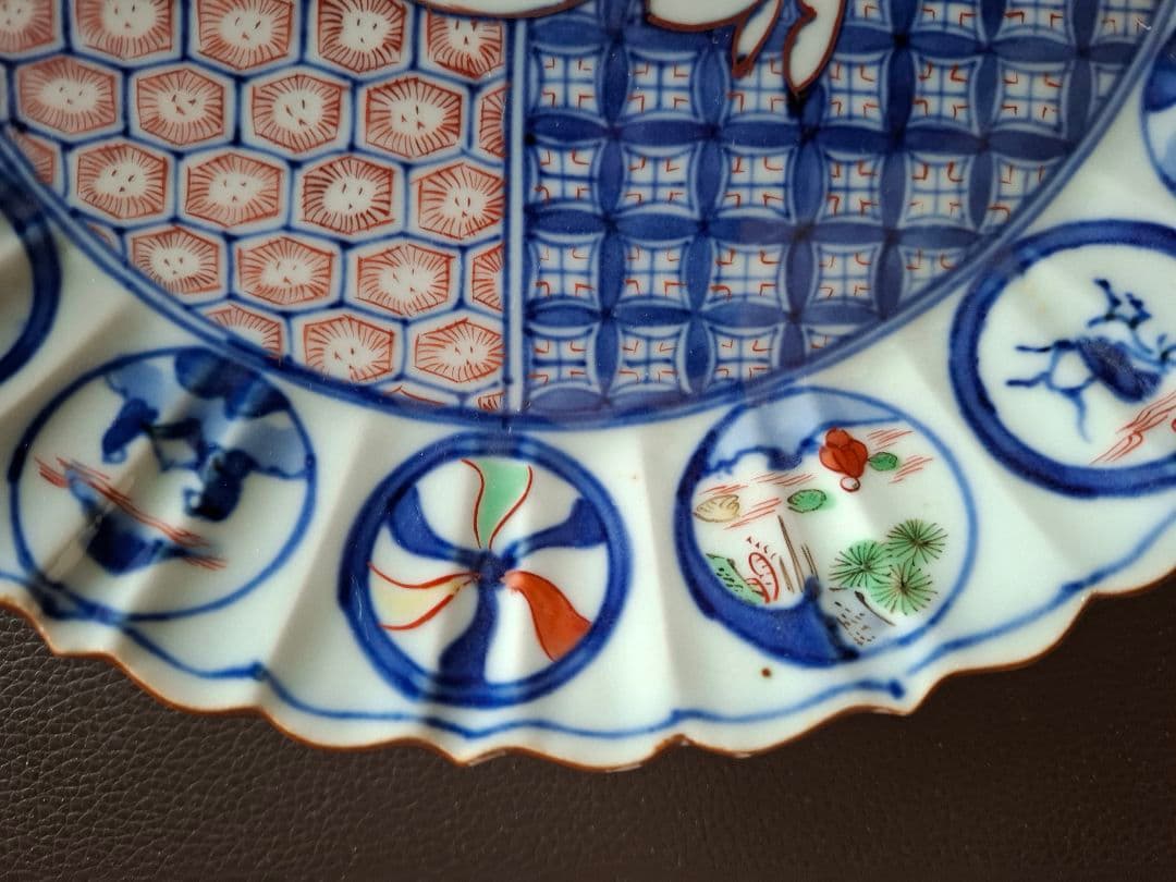 染付色絵兎の図 輪花口造り七寸皿 工芸品　直径約23cm