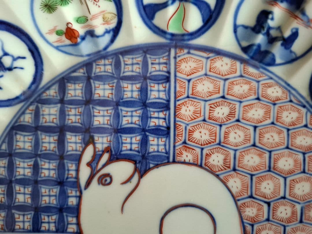 染付色絵兎の図 輪花口造り七寸皿 工芸品　直径約23cm