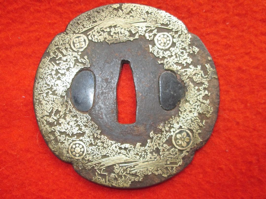 江戸期作　大鍔83mm187g　鍛鉄木瓜形鍔　吹き寄せ象嵌　家紋散らし　櫃孔埋め