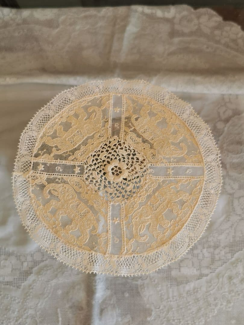 アンティーク 4頭の象アランソン クロシェ編の花 ノルマンディーレースドイリー