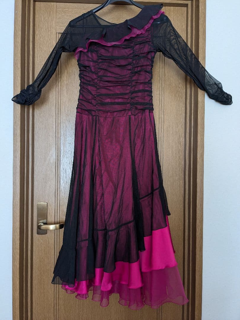 社交ダンスドレス 黒とピンク フリル付き