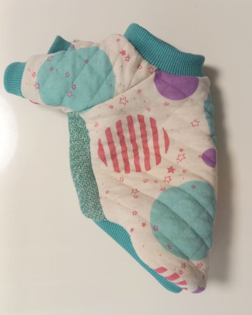 パステル系ドット柄の犬の服