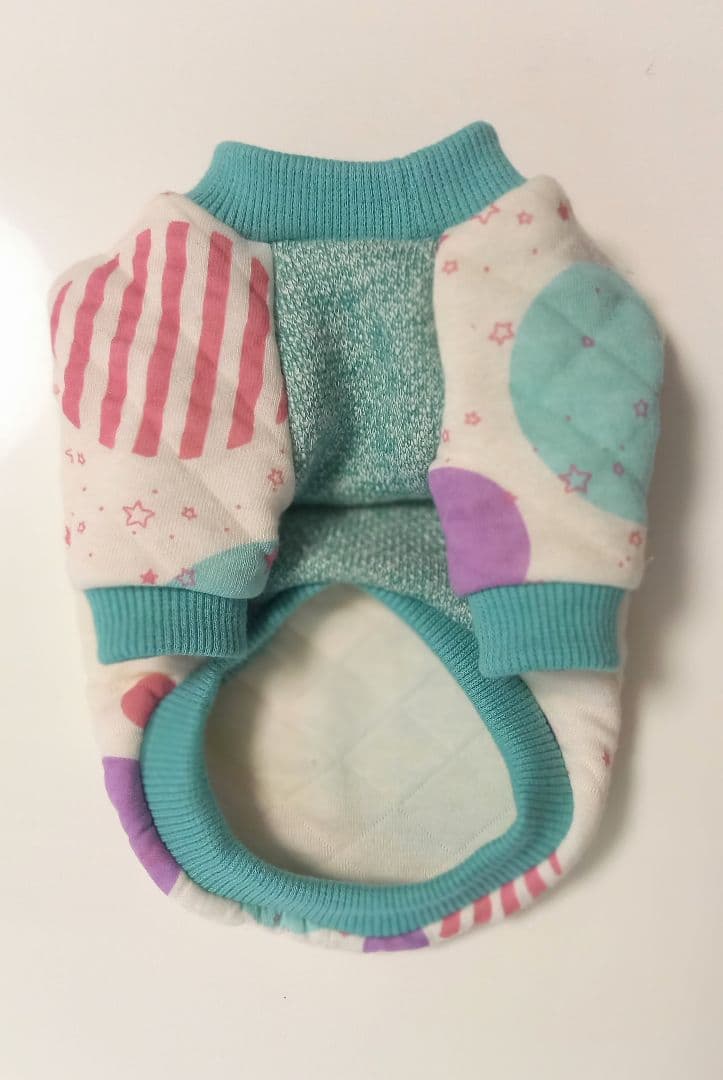 パステル系ドット柄の犬の服