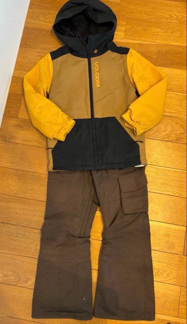 VOLCOM★スノーボードウェア　上下セット　ヒッププロテクターのおまけ付き