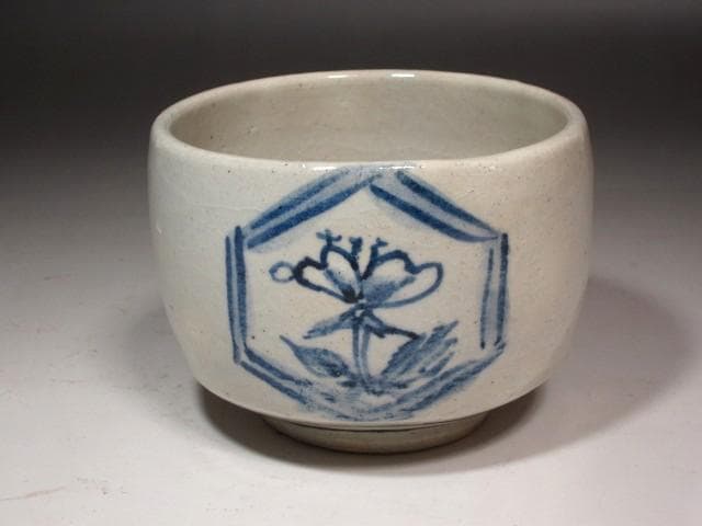 ☆　富本憲吉　染付茶碗　素朴で味わい深い一品です☆y567