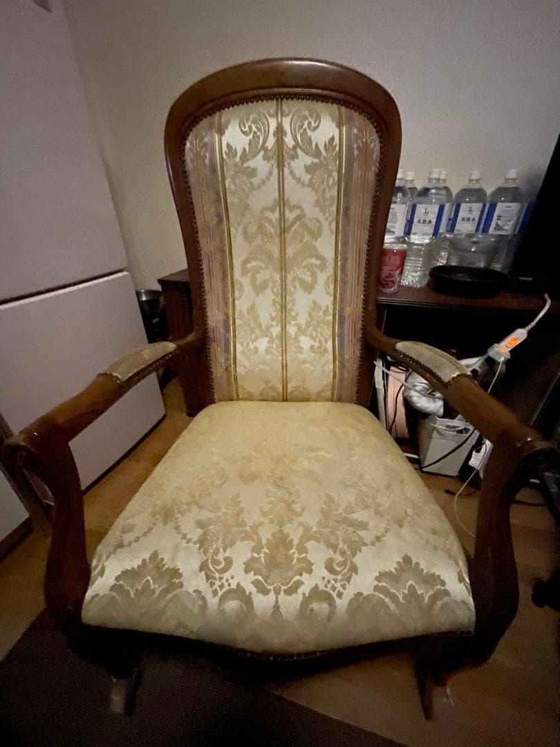 引き取り限定　クラシック　木製肘掛け椅子　イタリア　輸入家具　アンティーク風