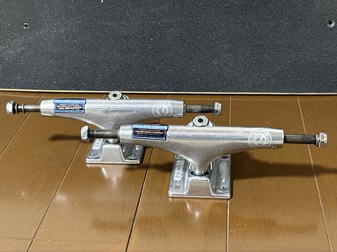 スケートボード THUNDER TRUCK HOLLOW LIGHTS 147inch