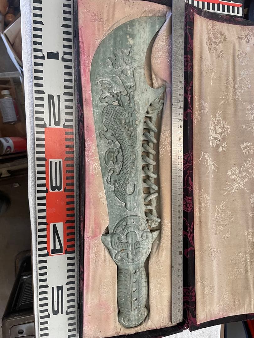 中国 古玩 石製 緑石 彫刻 刀形 龍文 飾物 化粧箱付 縁起物 美術