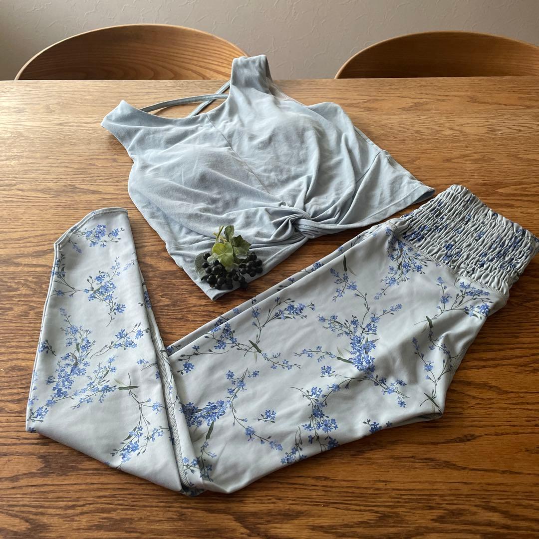 美品　SUKALA 勿忘草レギンスSと水色トップス