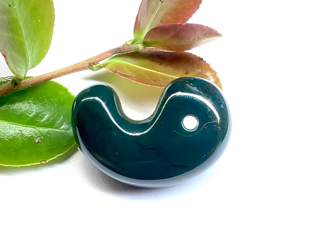 神宿る【 出雲石(青緑色の碧玉) 】島根県花仙山瑪瑙　青瑪瑙　出雲型勾玉　鑑別