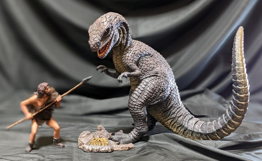 ハリーハウゼン「恐竜百万年」アロサウルス vs. トゥマク（スターエーストイズ）