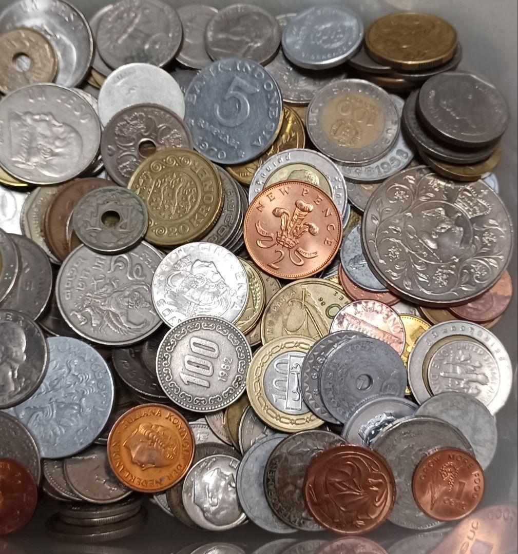 重さ1.7kg分の海外(外国)硬貨 ケースの硬貨おまけ付きとおまけ銀貨1点