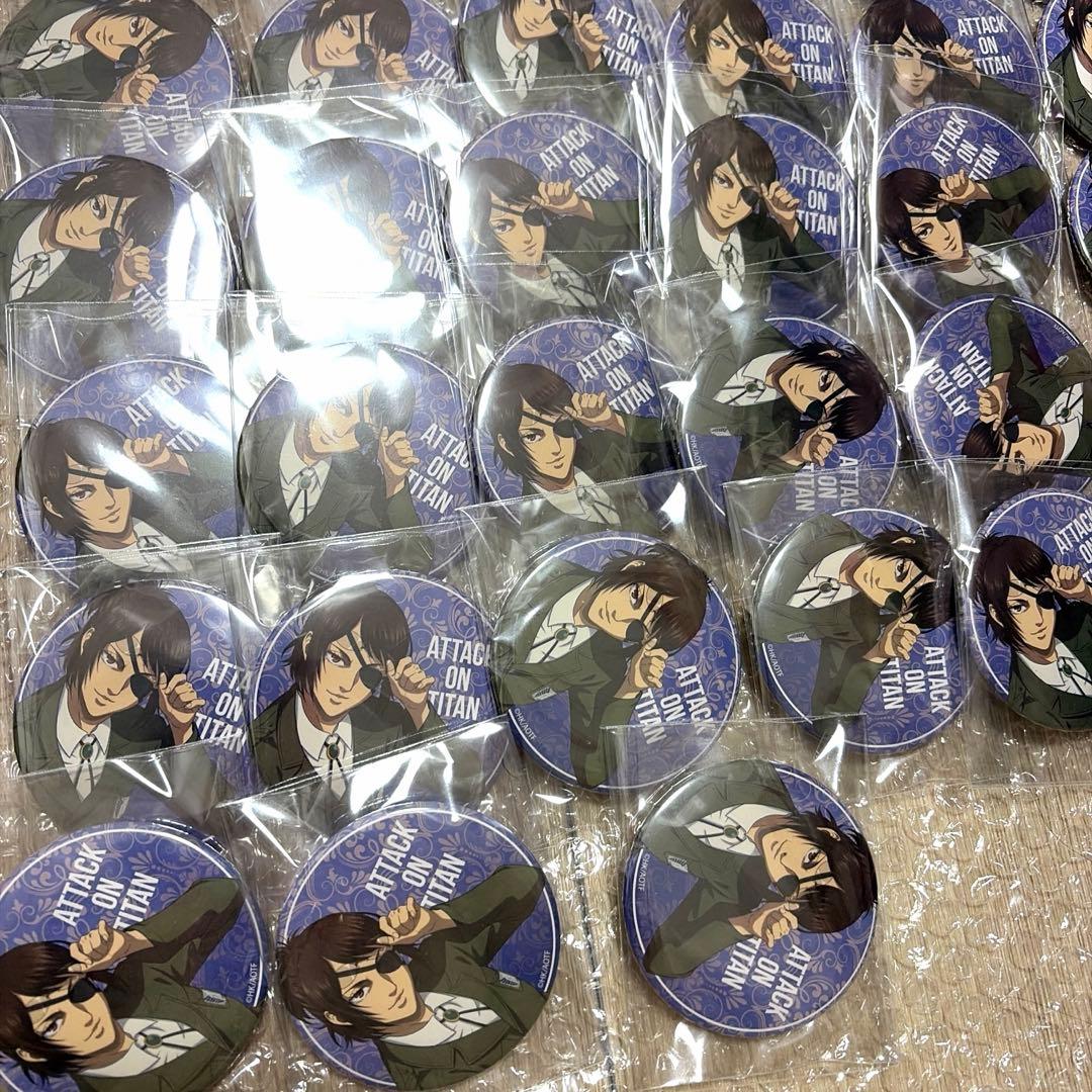 進撃の巨人 描き下ろし 座り 缶バッジ ハンジ　32点　色紙　おまけあり