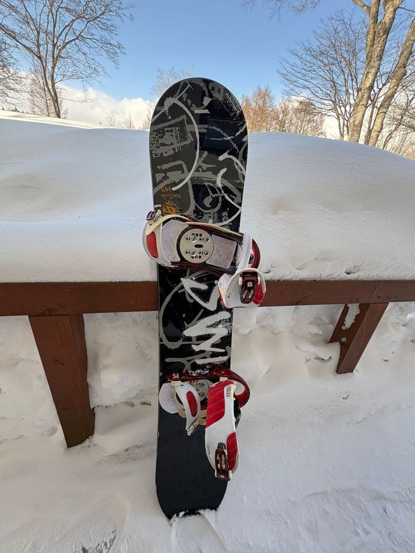 スノーボード グラフィティデザイン 赤色バインディング